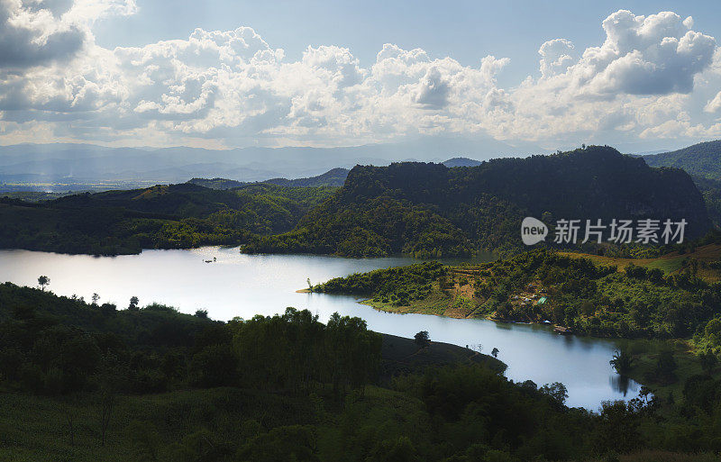 阳光明媚的日子里，泰国江莱省Doi Chang的美苏艾大坝附近美丽的风景